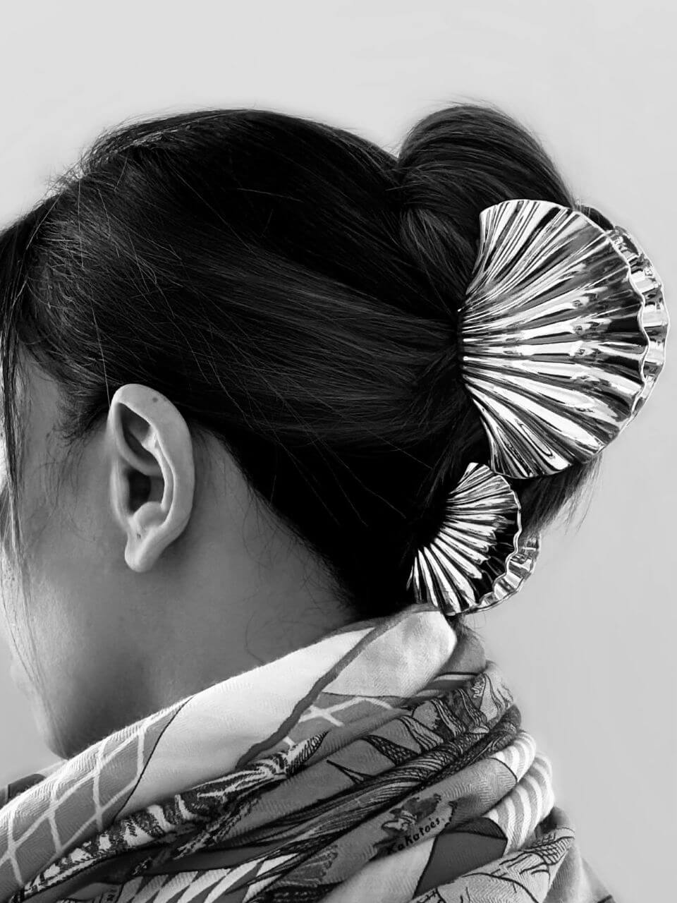 Seashell-shaped hair claw in polished gold metal, Luvertta