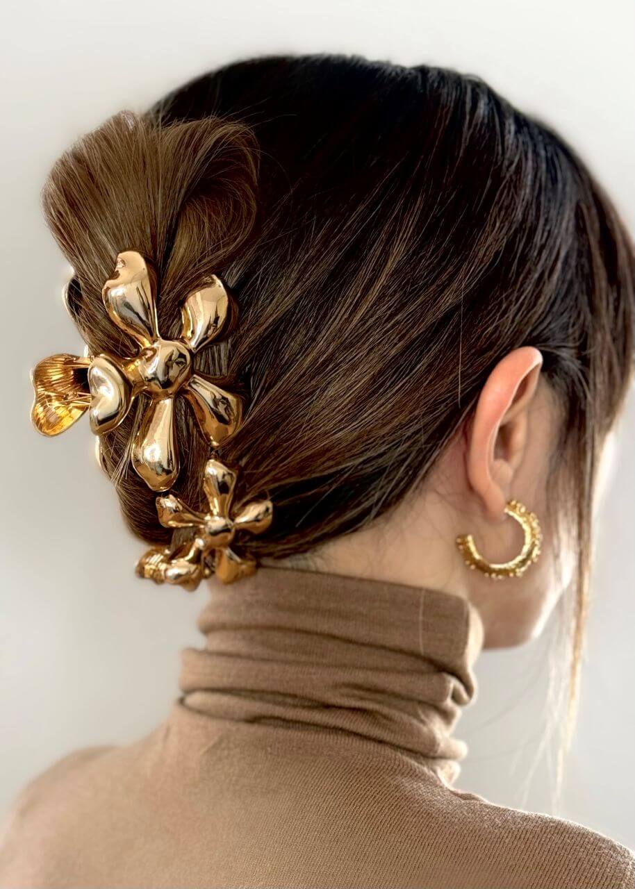 Flower-shaped hair claw in polished gold metal, Luvertta