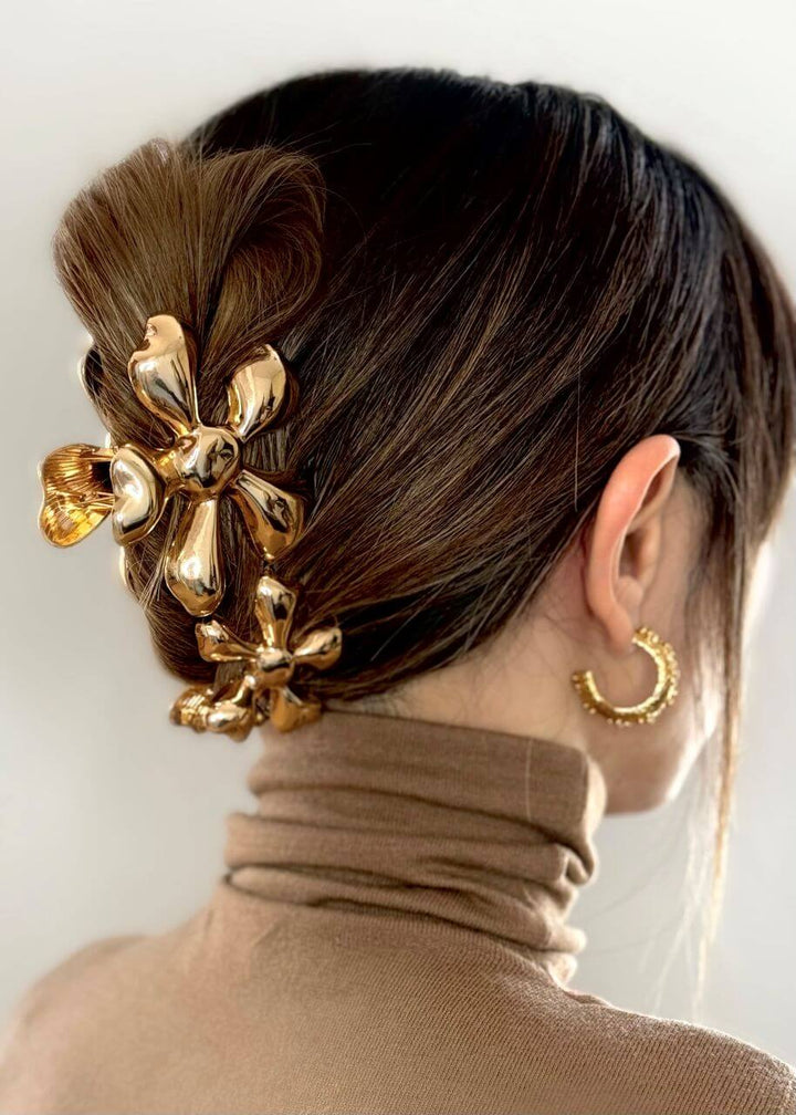Flower-shaped hair claw in polished gold metal, Luvertta