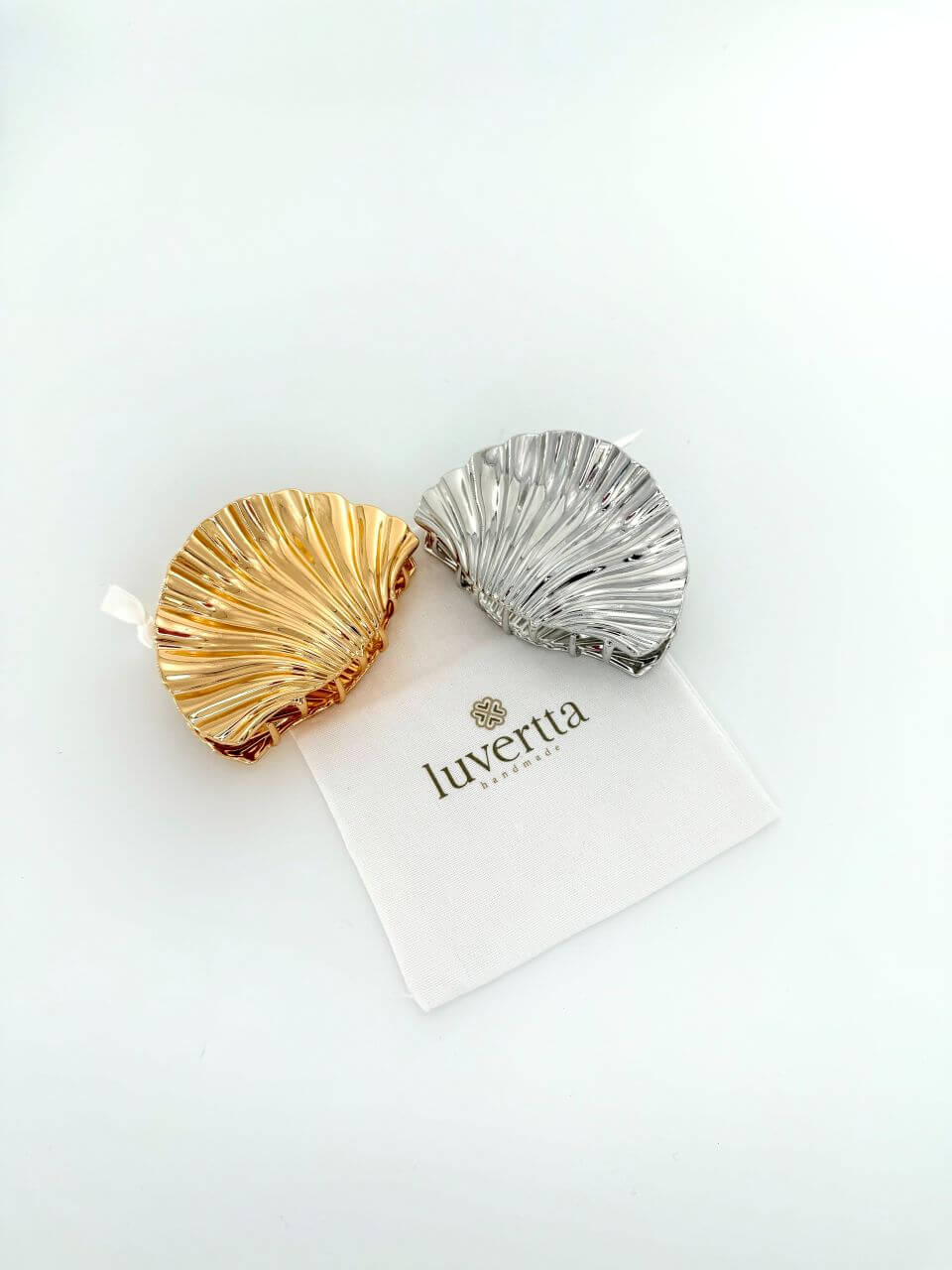 Seashell-shaped hair claw in polished gold metal, Luvertta