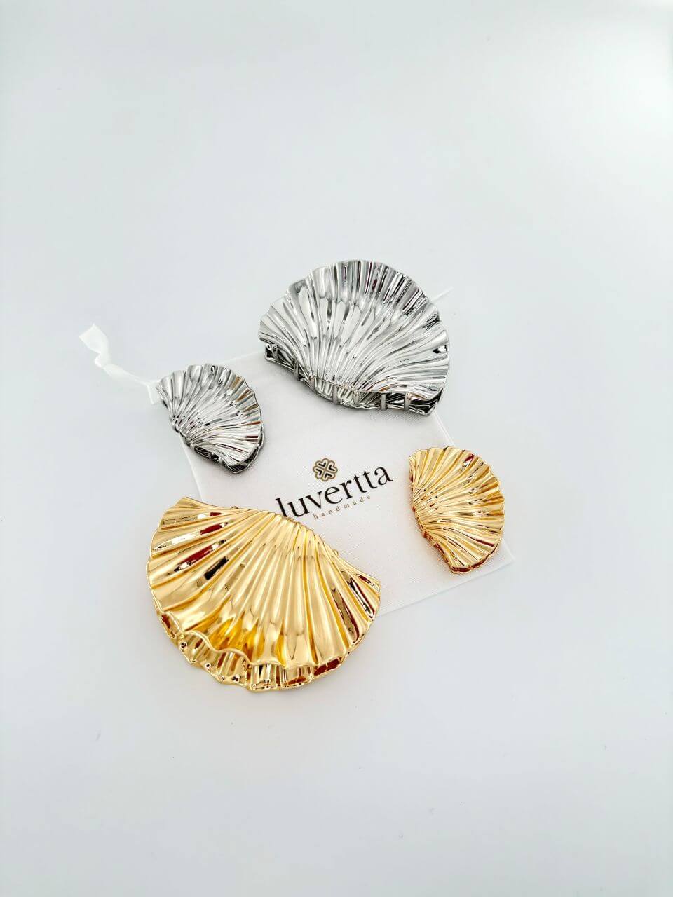 Seashell-shaped hair claw in polished gold metal, Luvertta