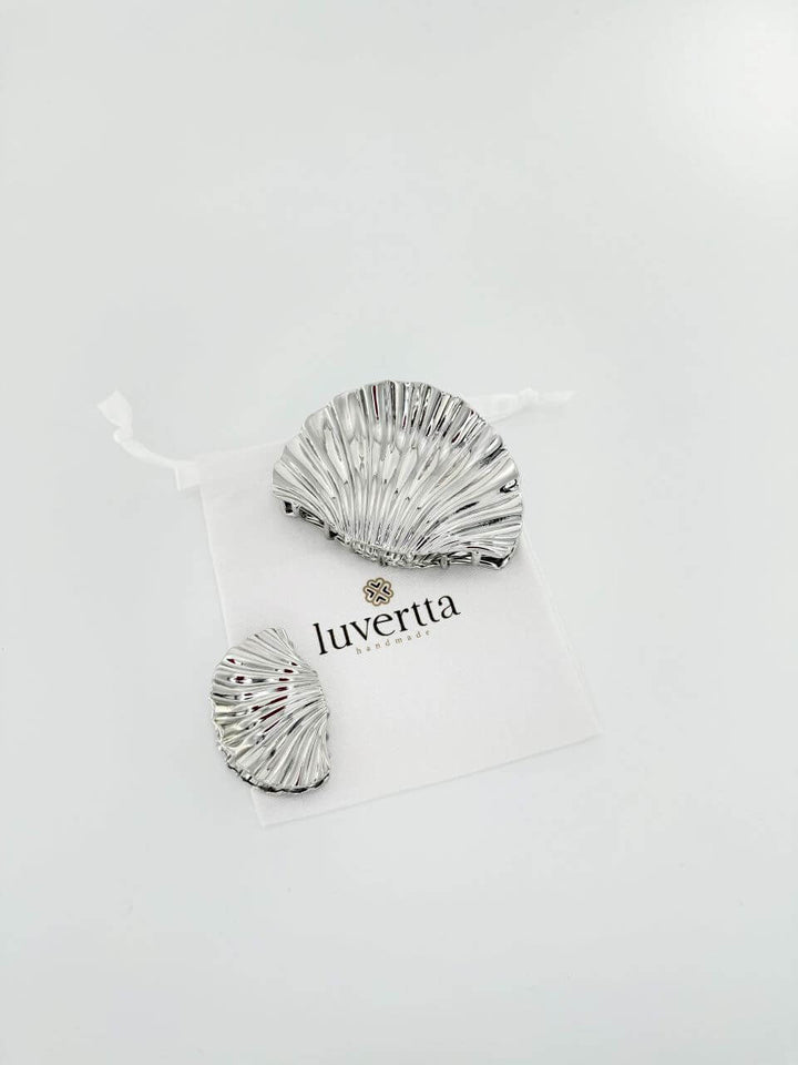 Seashell-shaped hair claw in polished gold metal, Luvertta