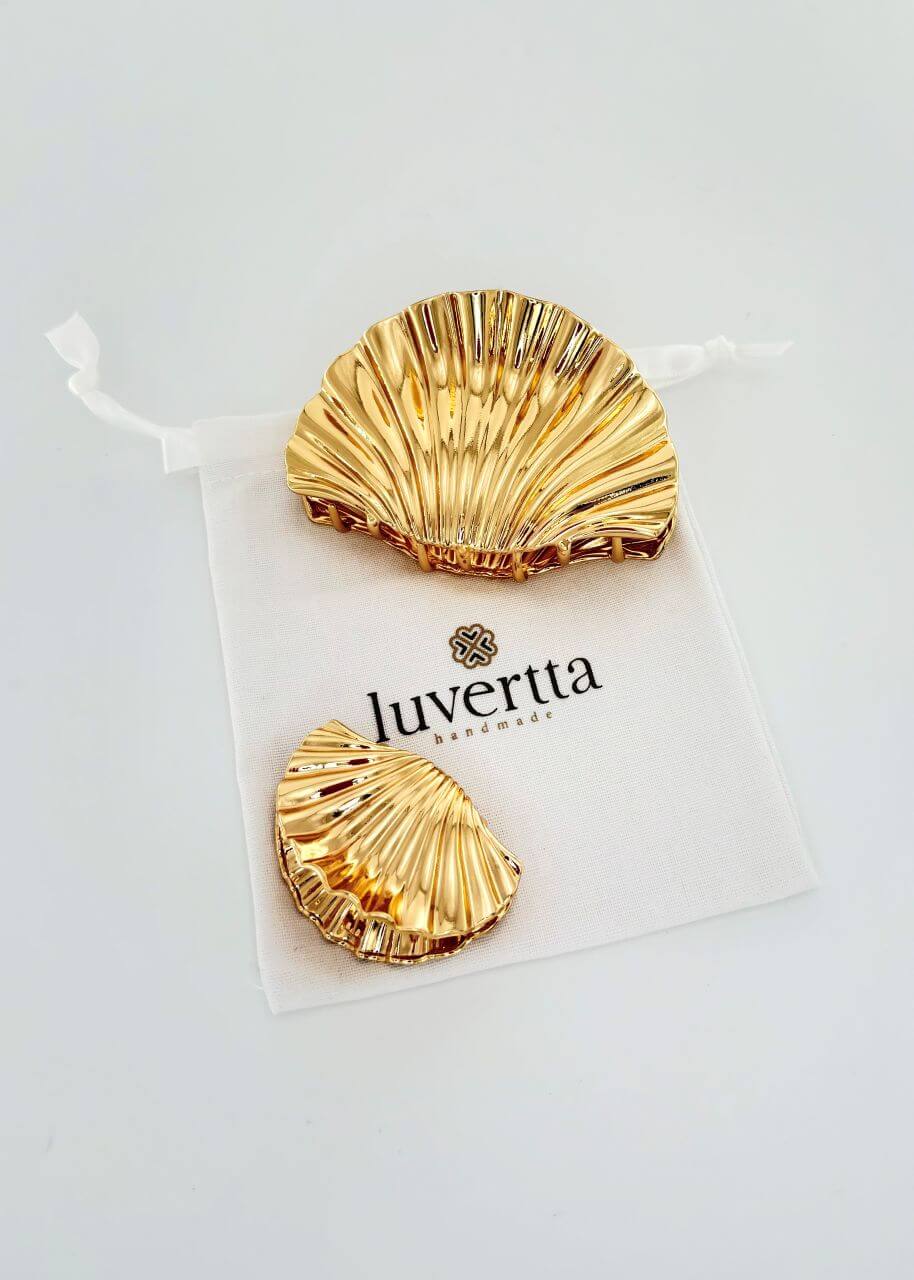 Seashell-shaped hair claw in polished gold metal, Luvertta