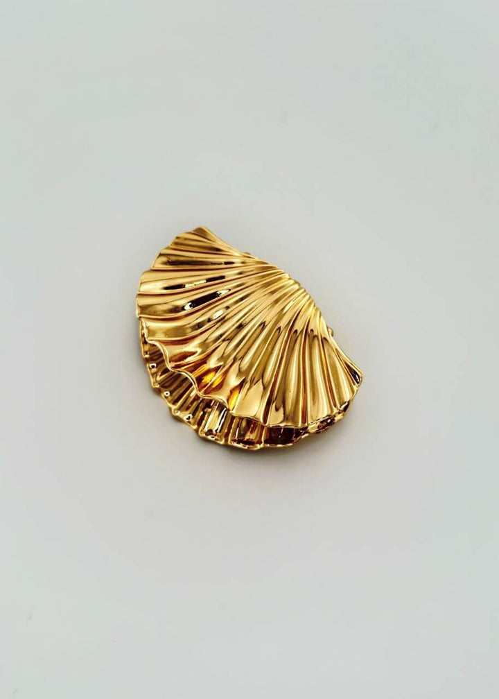 Seashell-shaped hair claw in polished gold metal, Luvertta