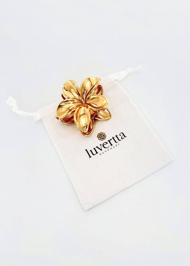 Lotus-shaped hair claw in polished gold metal, Luvertta