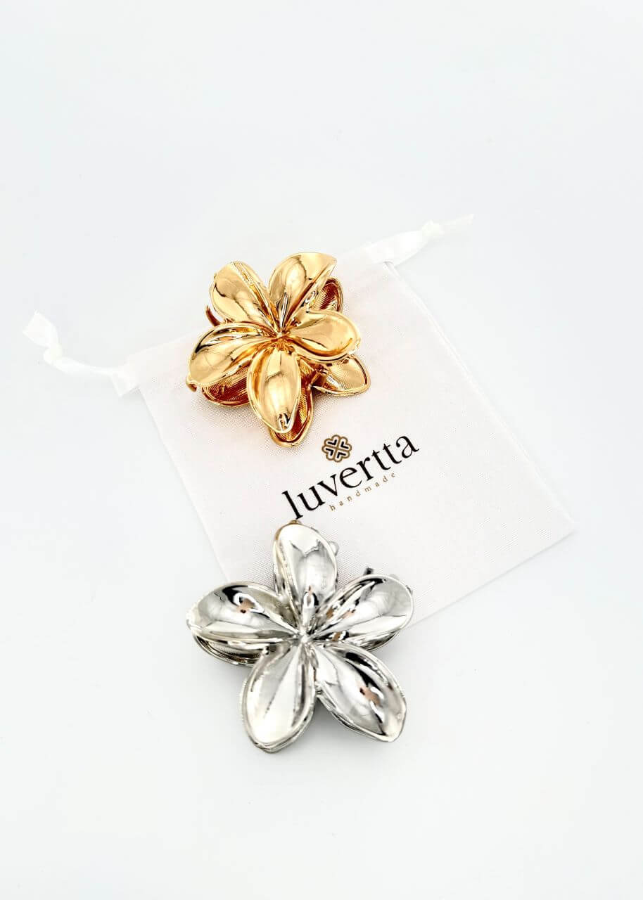 Lotus-shaped hair claw in polished gold metal, Luvertta