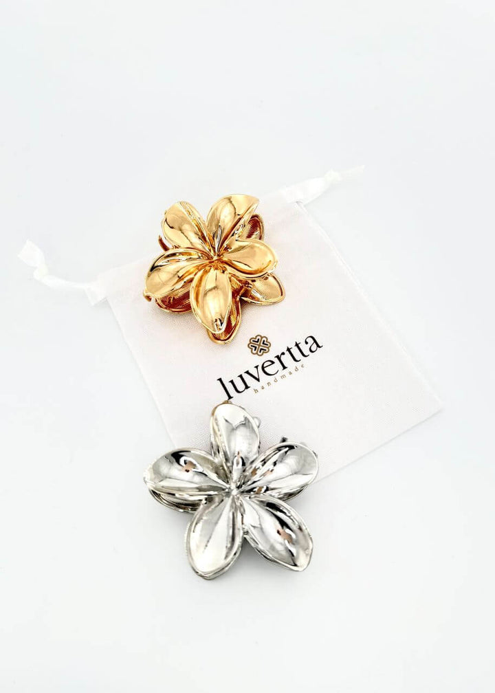 Lotus-shaped hair claw in polished gold metal, Luvertta