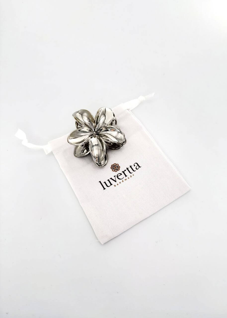 Lotus-shaped hair claw in polished gold metal, Luvertta