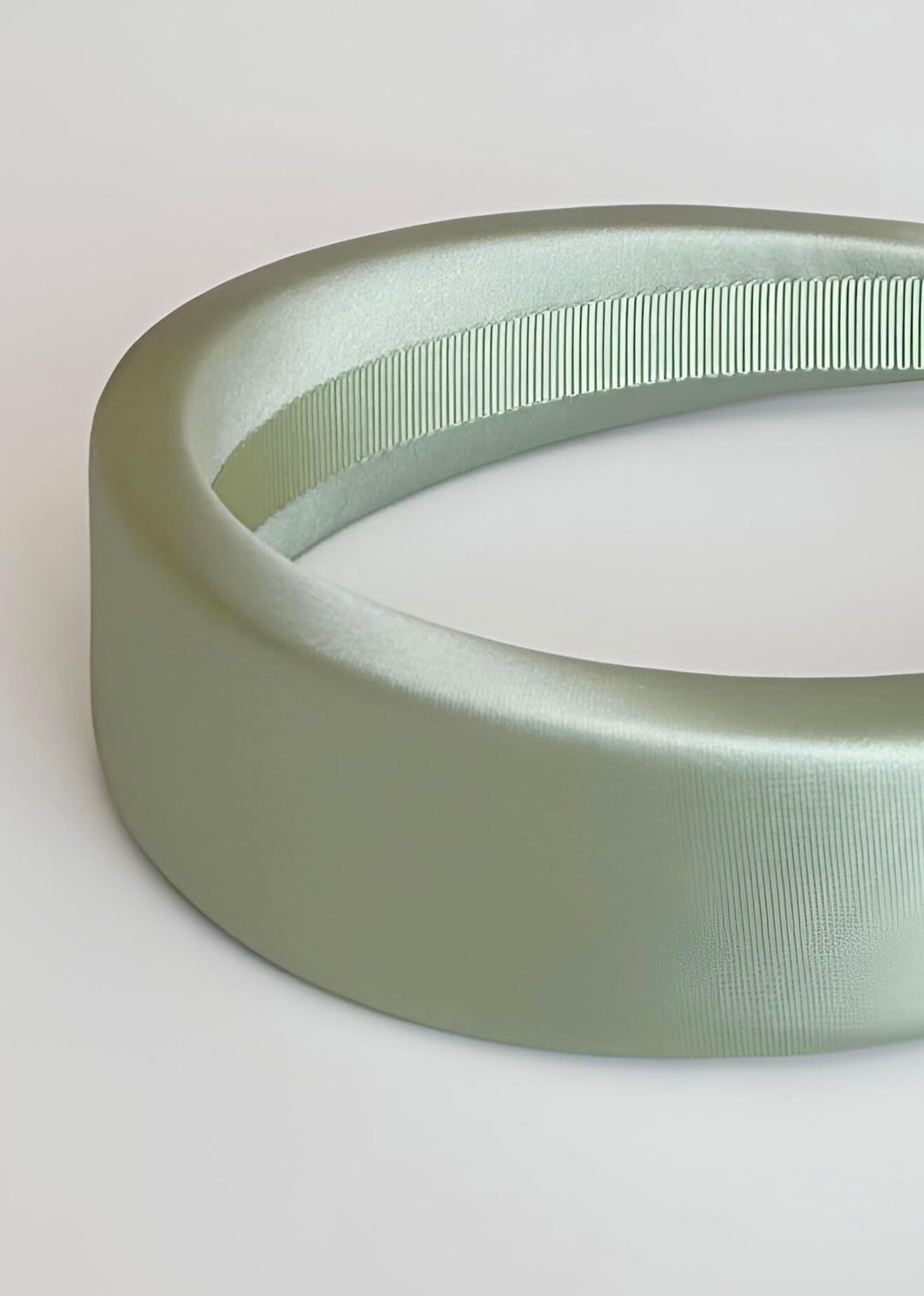 Lilly extra padded satin headband, pronounced silhouette, Luvertta