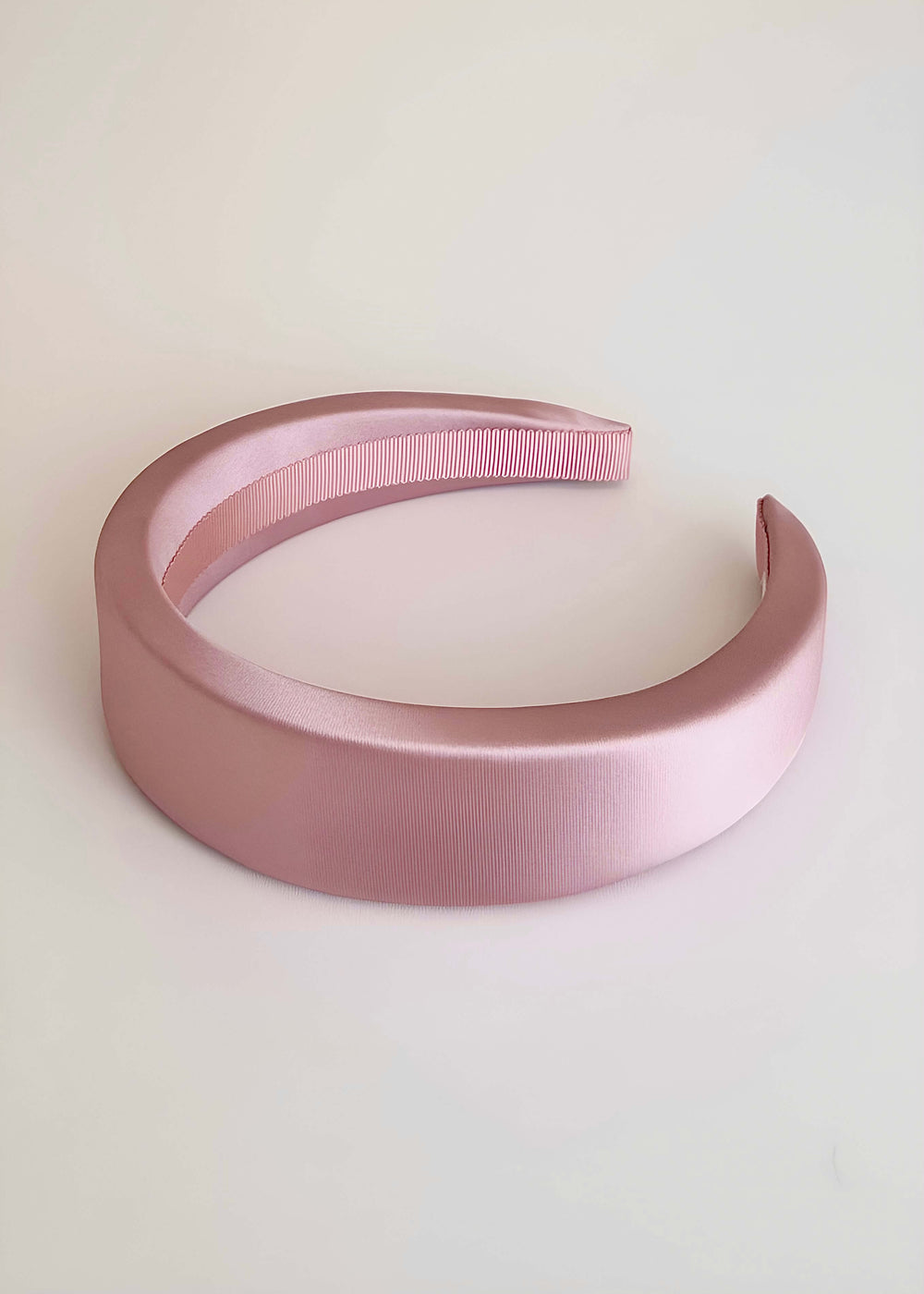 Lilly extra padded satin headband, pronounced silhouette, Luvertta