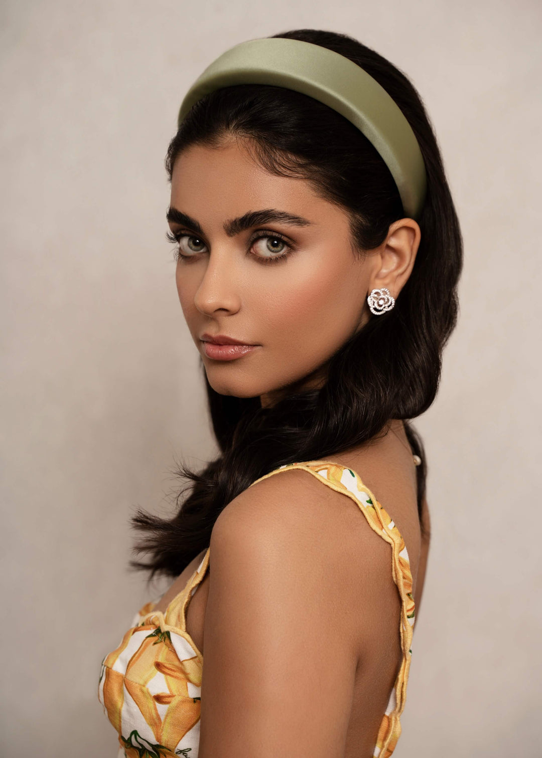 Lilly extra padded satin headband, pronounced silhouette, Luvertta