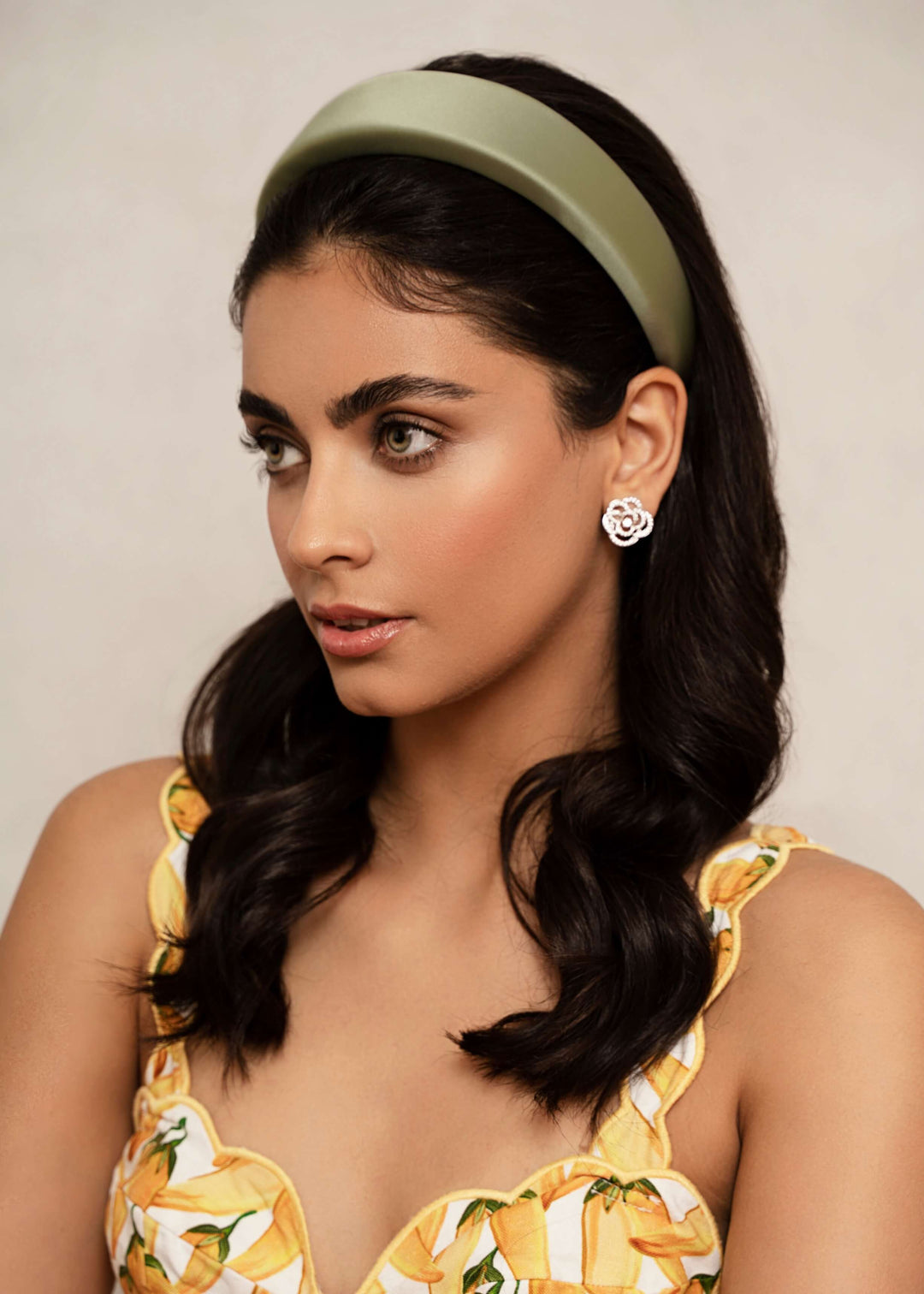 Lilly extra padded satin headband, pronounced silhouette, Luvertta